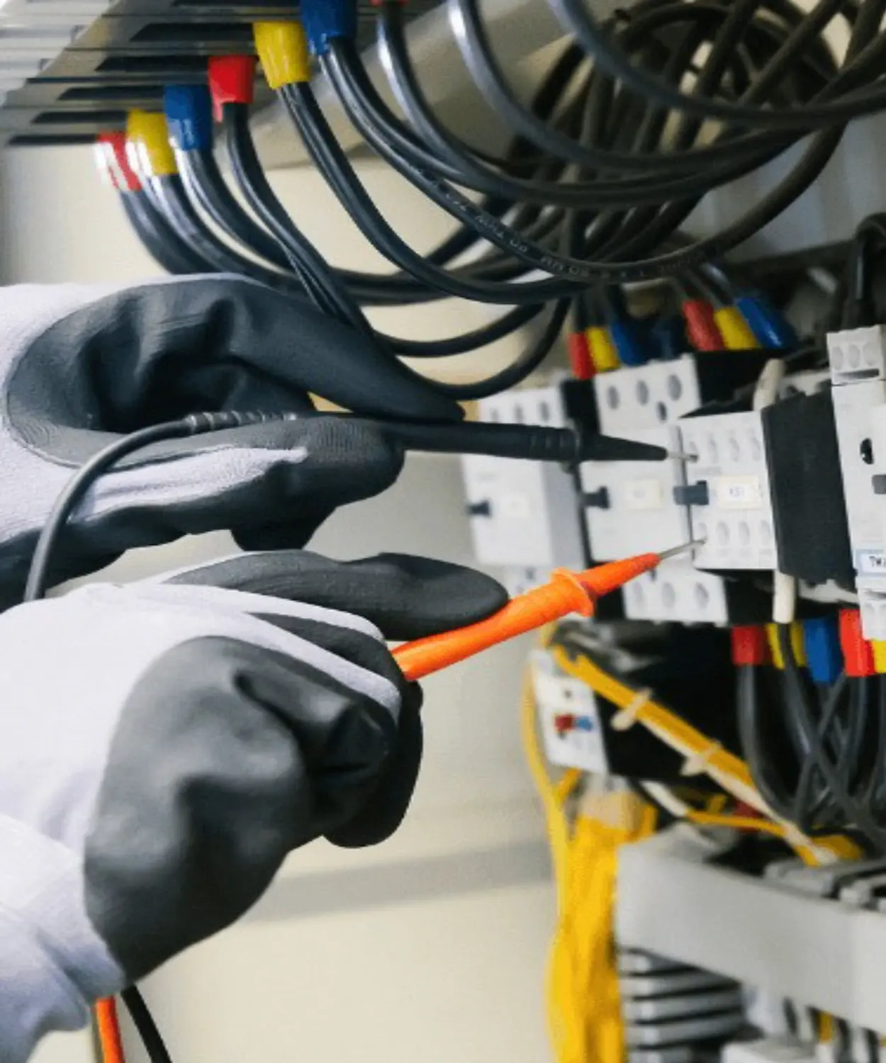 Elektriker prüft eine Schaltanlage mit einem Messgerät