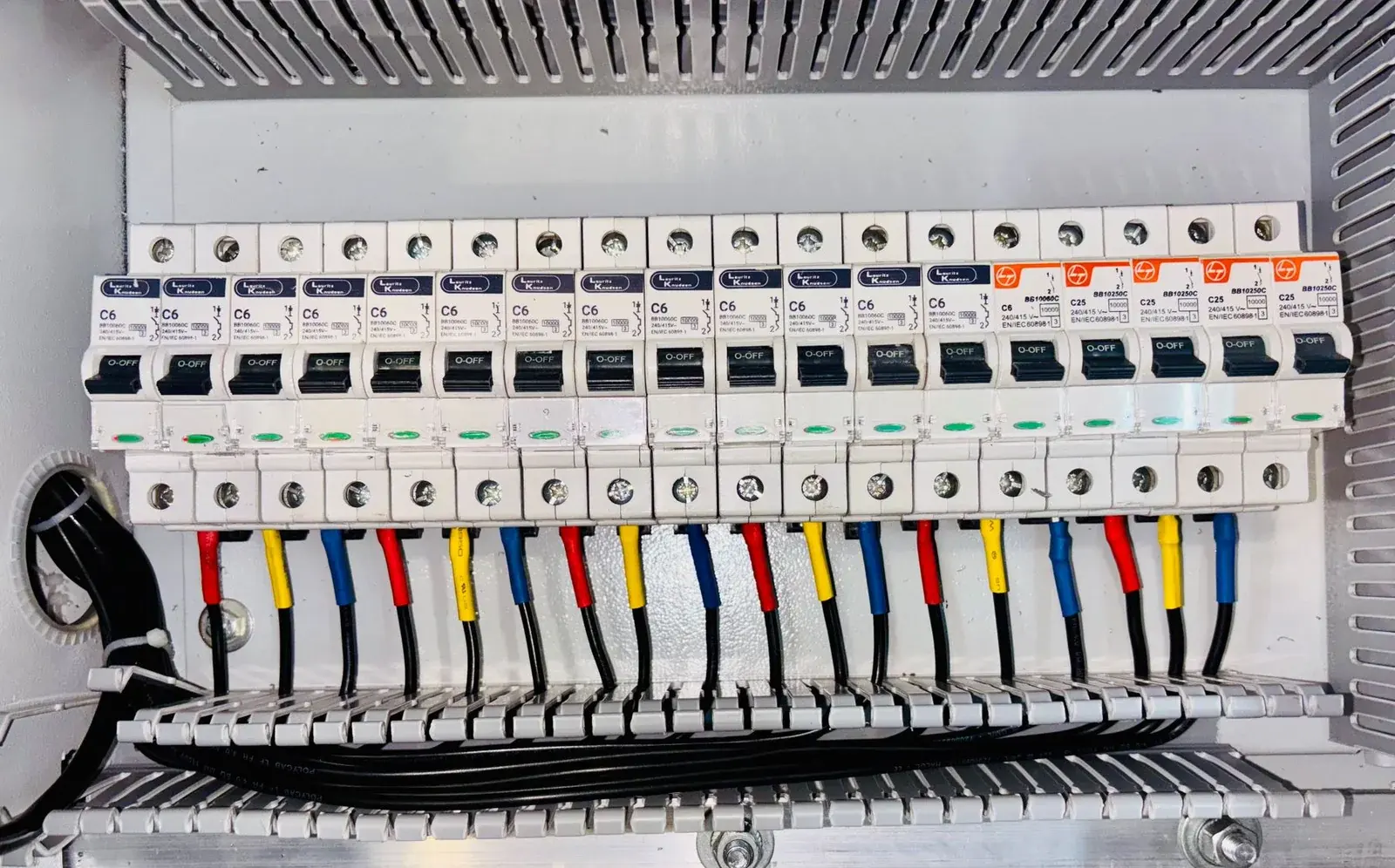 Moderne Elektroverteilung mit weißen Schutzschaltern