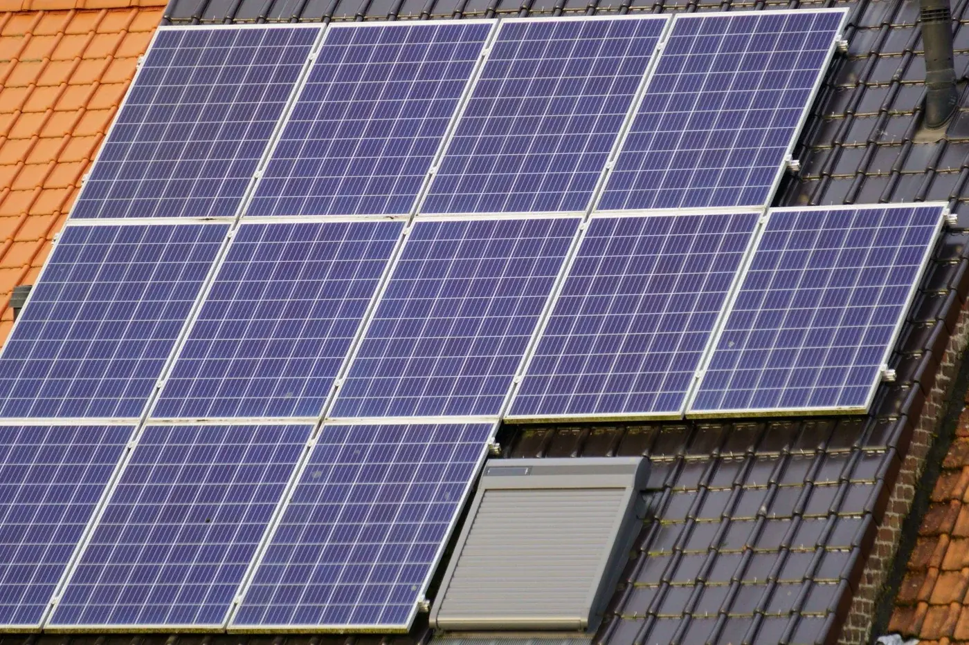 Detail einer Photovoltaikanlage mit deutlich sichtbaren Solarmodulen auf einem Ziegeldach