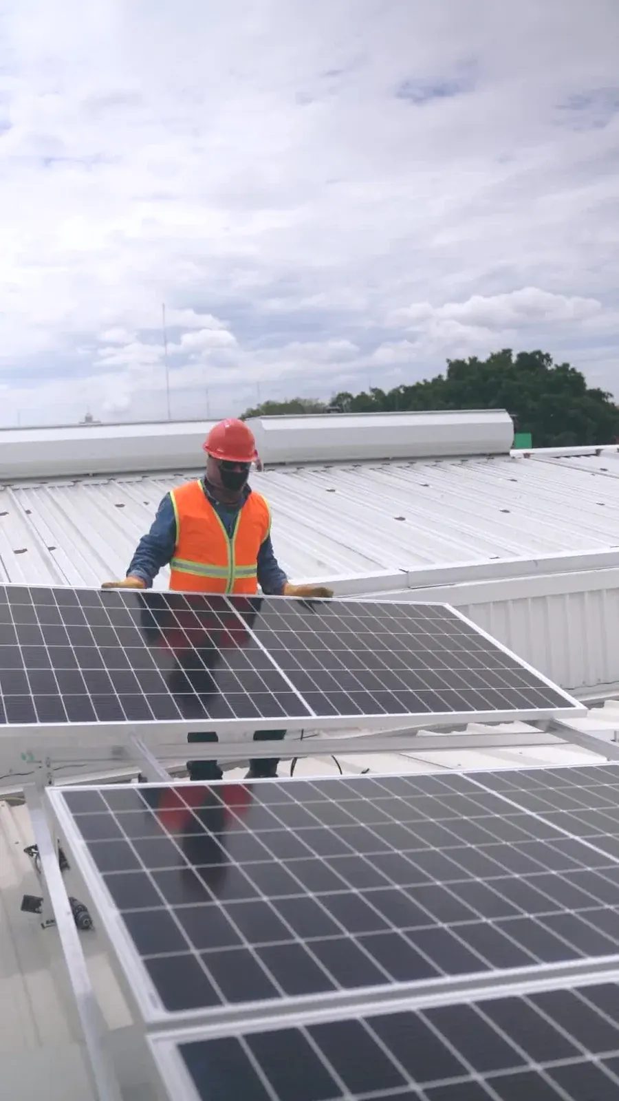 Fachkraft setzt ein Solarmodul auf die Unterkonstruktion einer Photovoltaikanlage