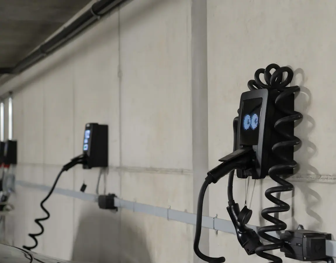 An einer Wand montierte Ladestationen für Elektrofahrzeuge