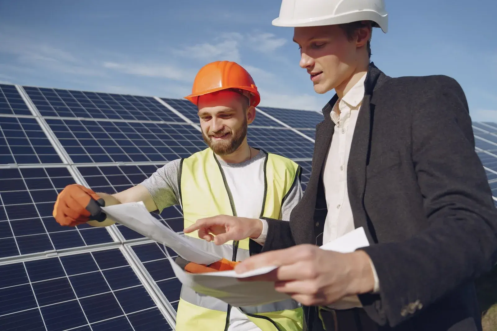 Elektrofachkraft und Projektpartner besprechen die technische Planung an einer Photovoltaikanlage